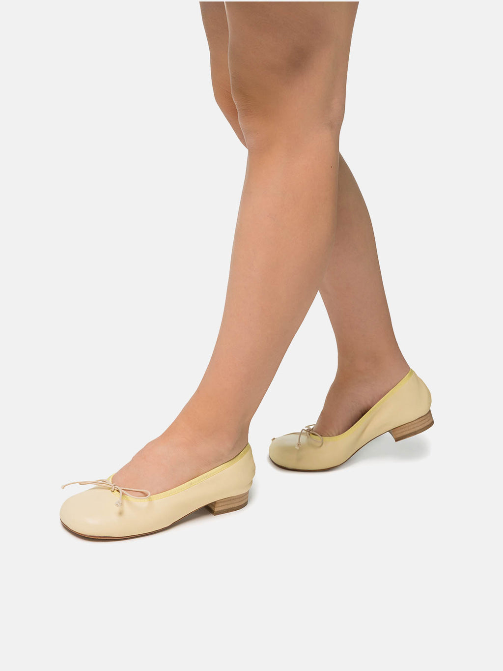 Zapato de mujer en piel con tacón bajo. Nika