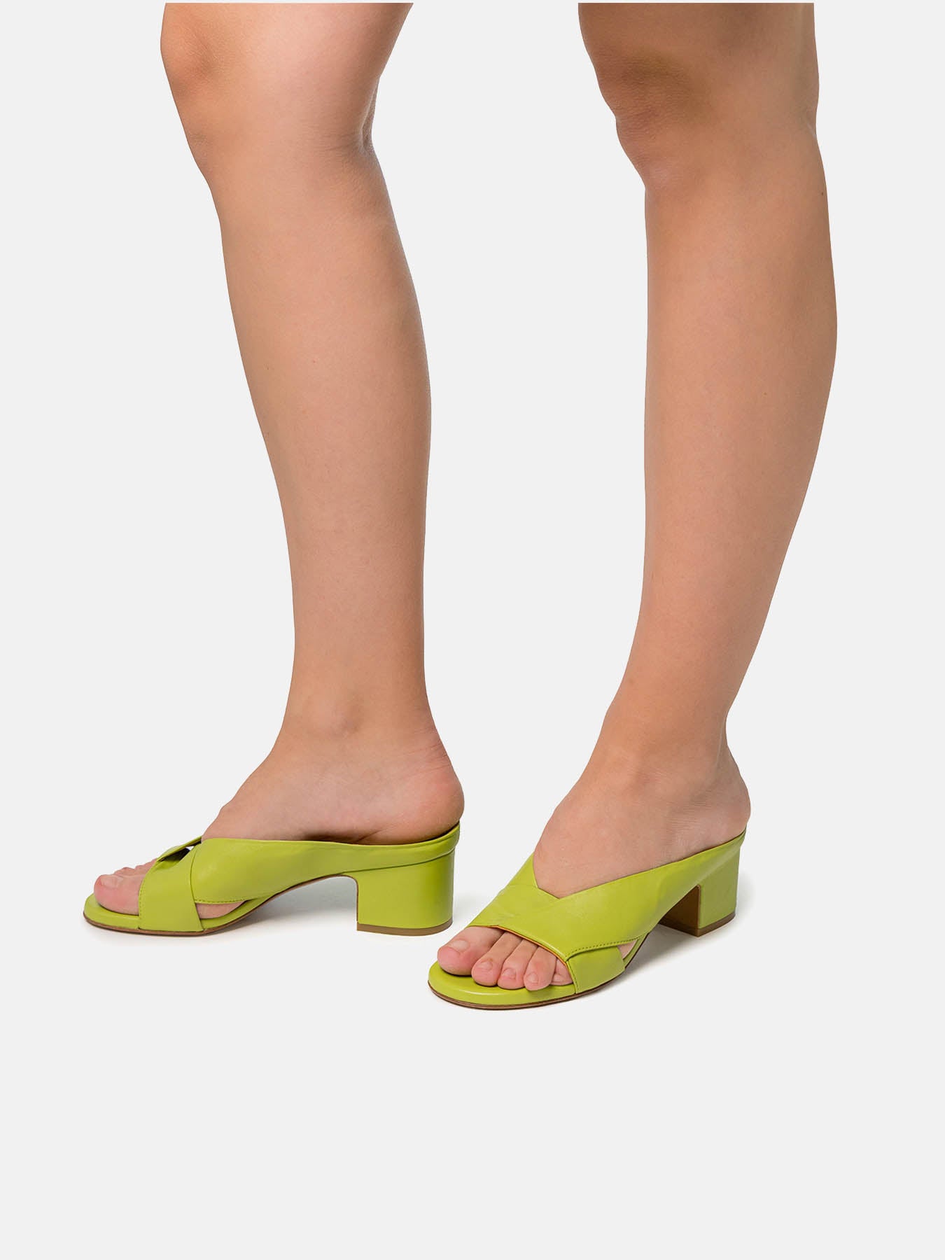 Women's leather sandal with low heel. Nazly