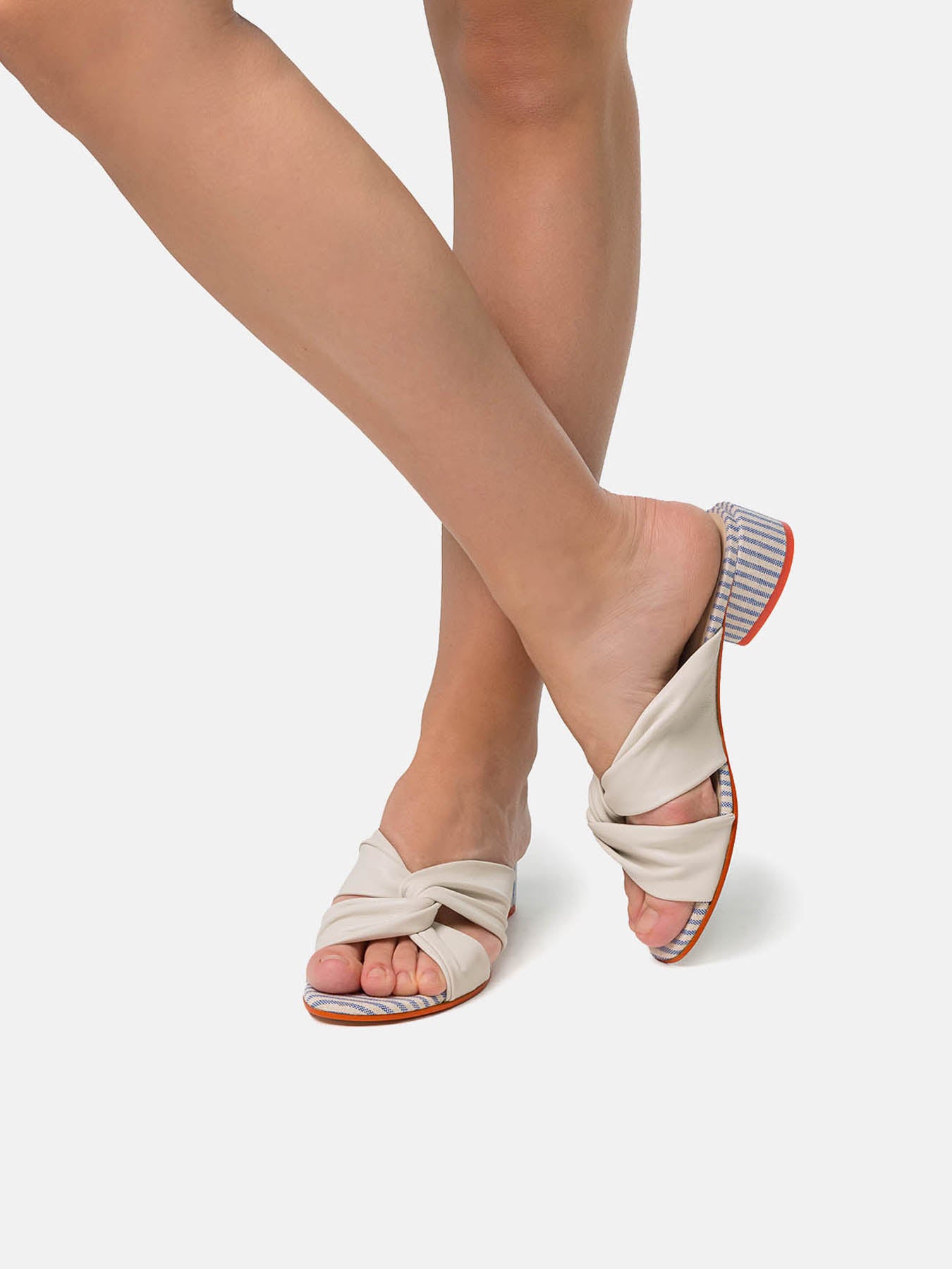 Women's leather sandal with low heel. Cream