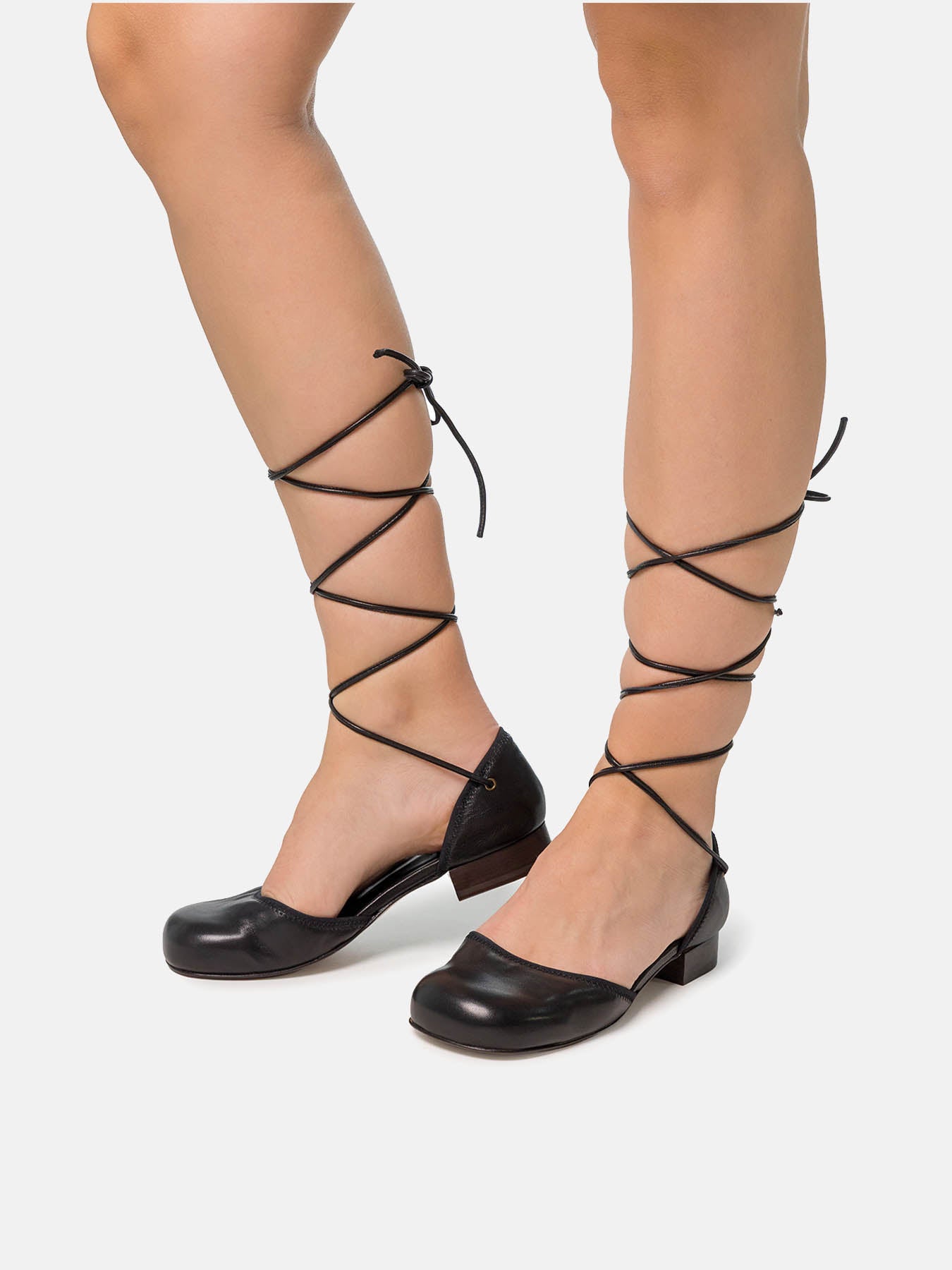 Women's low-heeled leather shoe. Noal