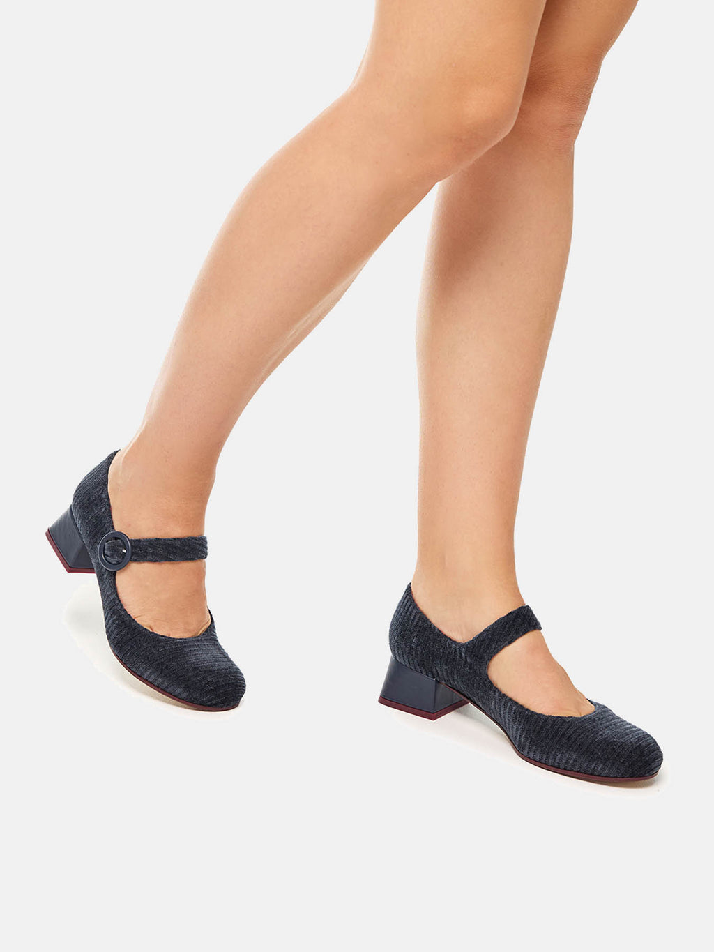 Women's leather shoe with a low heel. Mavi