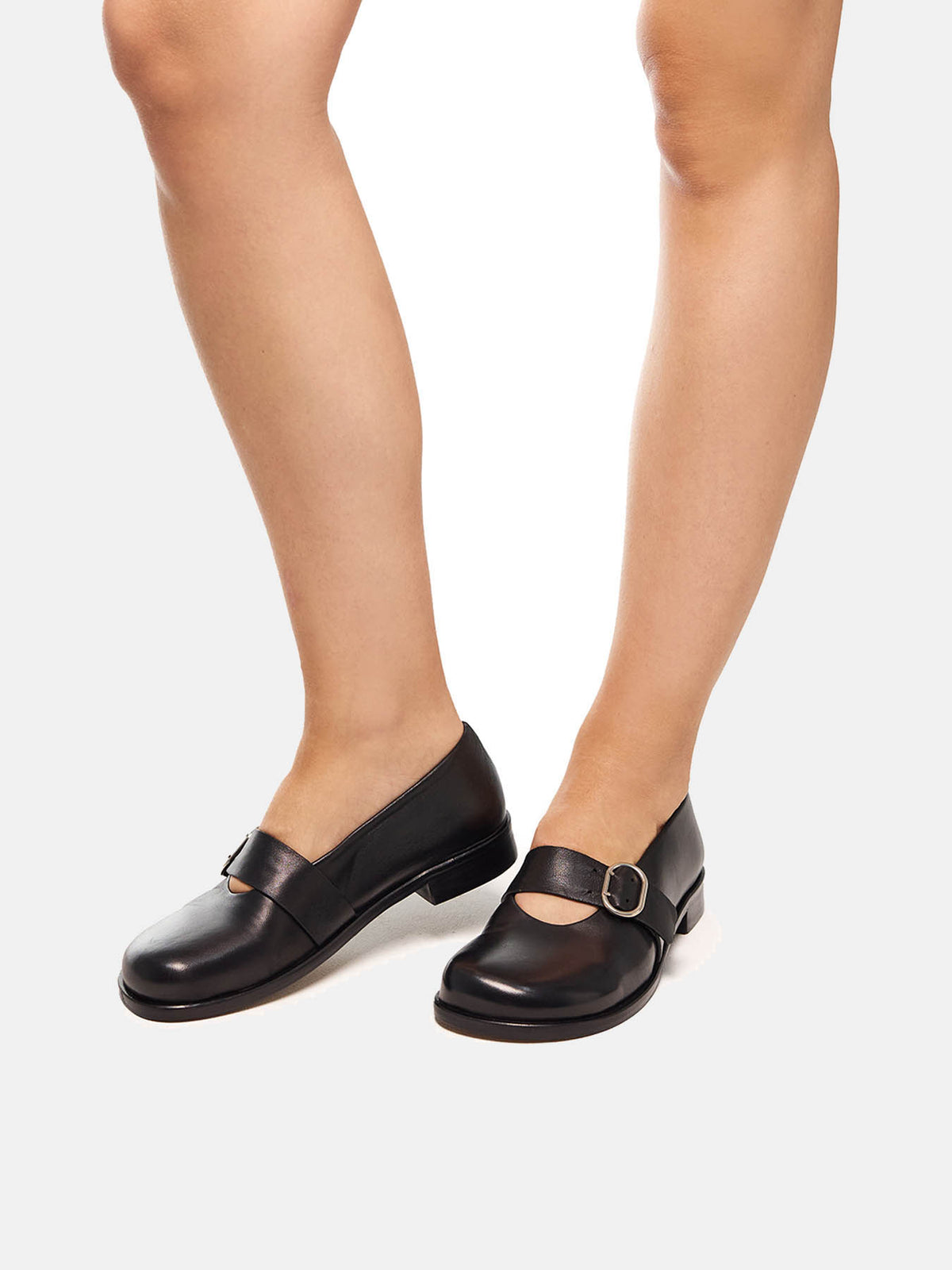 Scarpa da donna in pelle con tacco basso. Mavi
