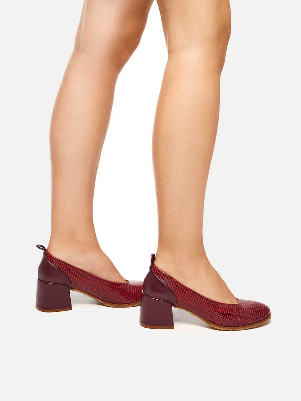 Zapato de mujer en piel con tacón medio. Orlinda