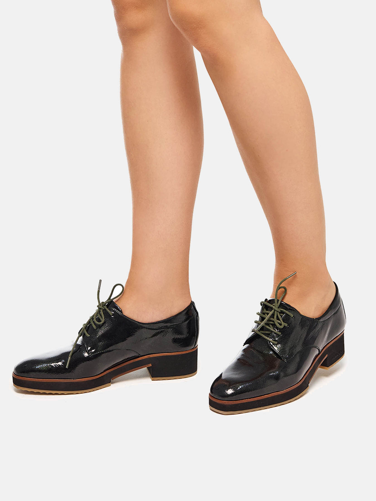 Zapato de mujer en piel con tacón bajo. Olha
