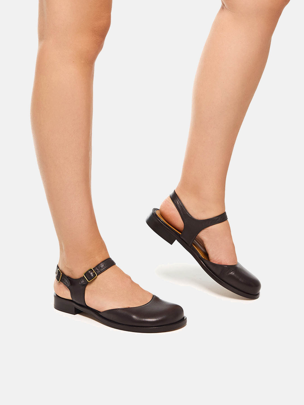 Scarpa da donna in pelle con tacco basso. Namira