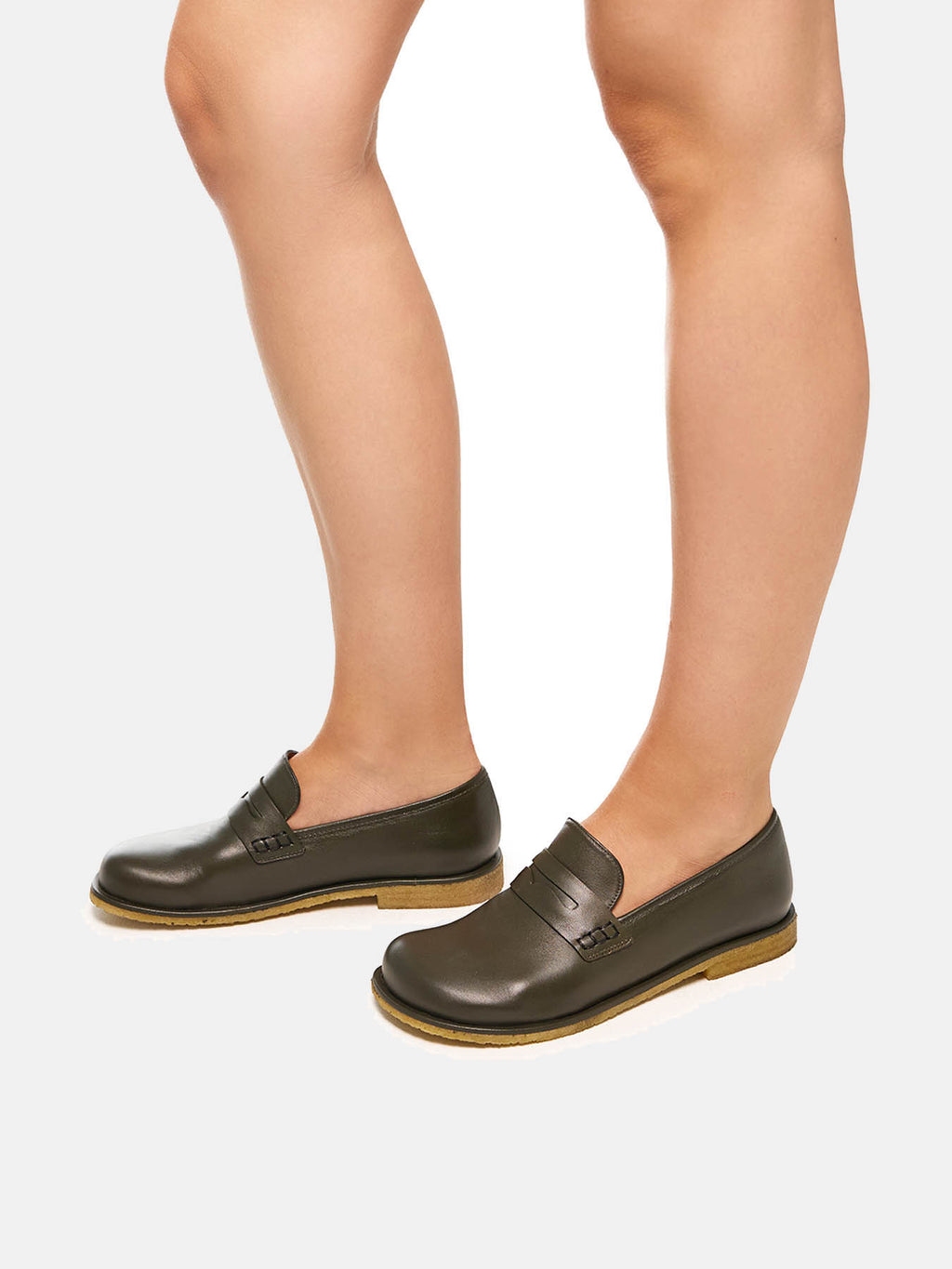 Scarpa da donna in pelle con tacco basso. Mavi