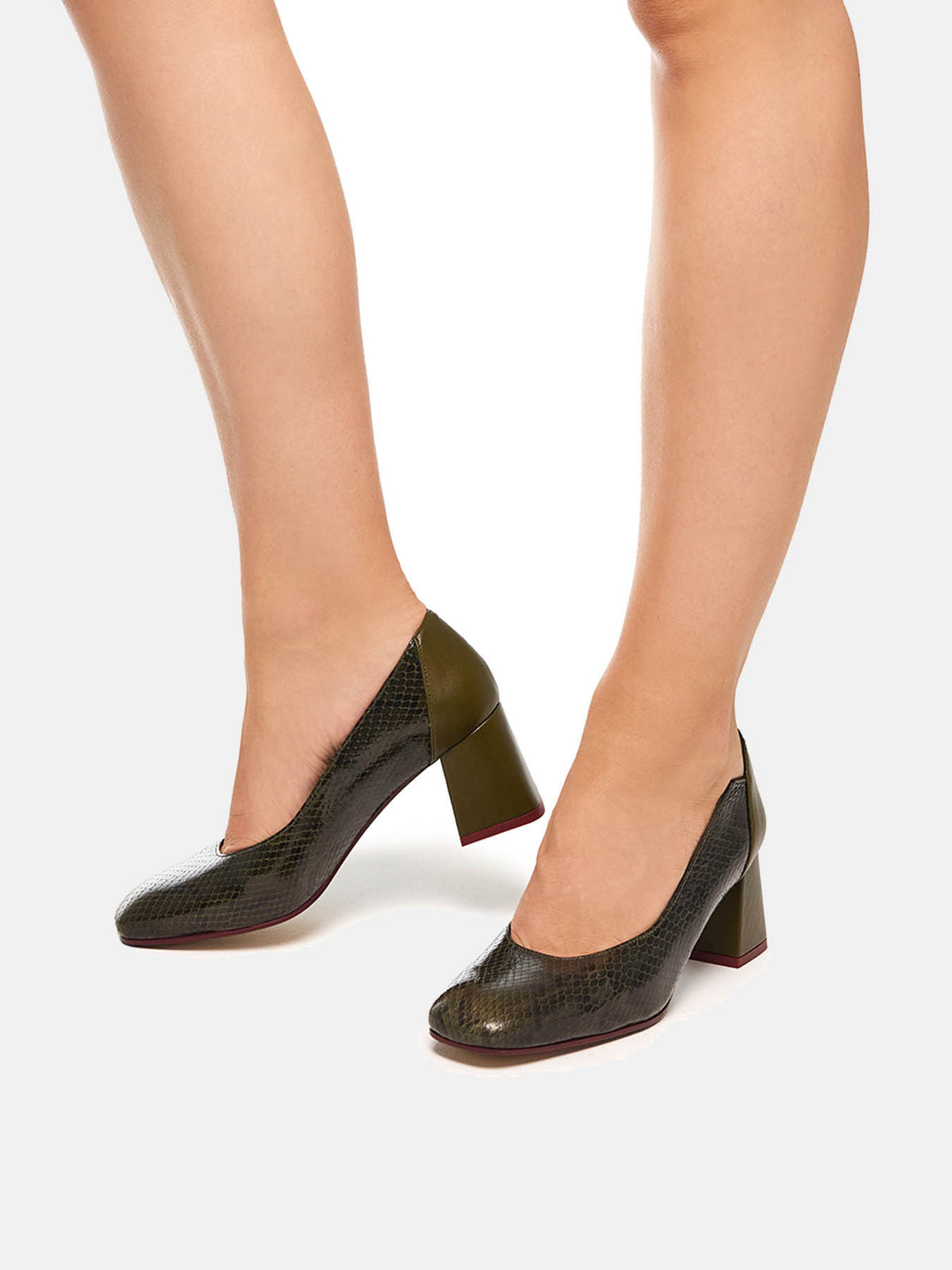 Women's leather shoe with a medium heel. Orfila