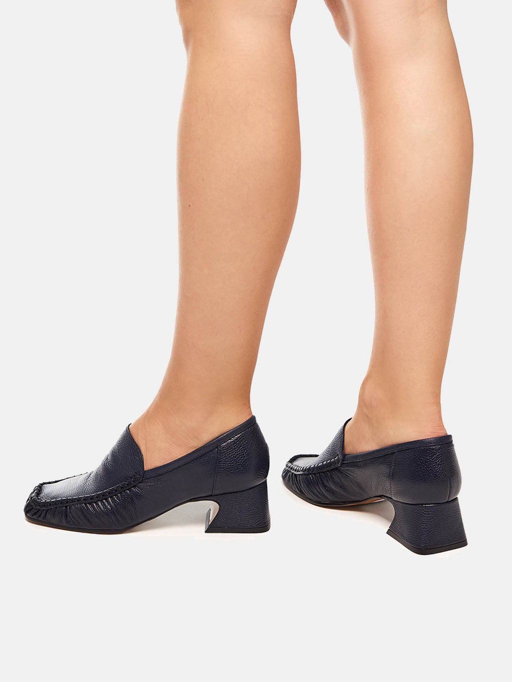 Zapato de mujer en piel con tacón bajo. Oceana