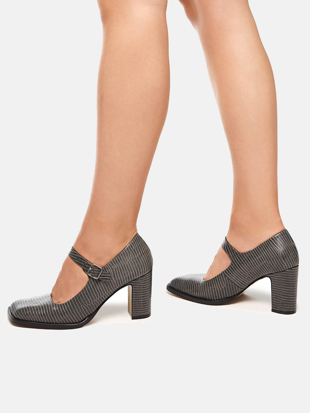 Women's leather shoe with a low heel. Mavi