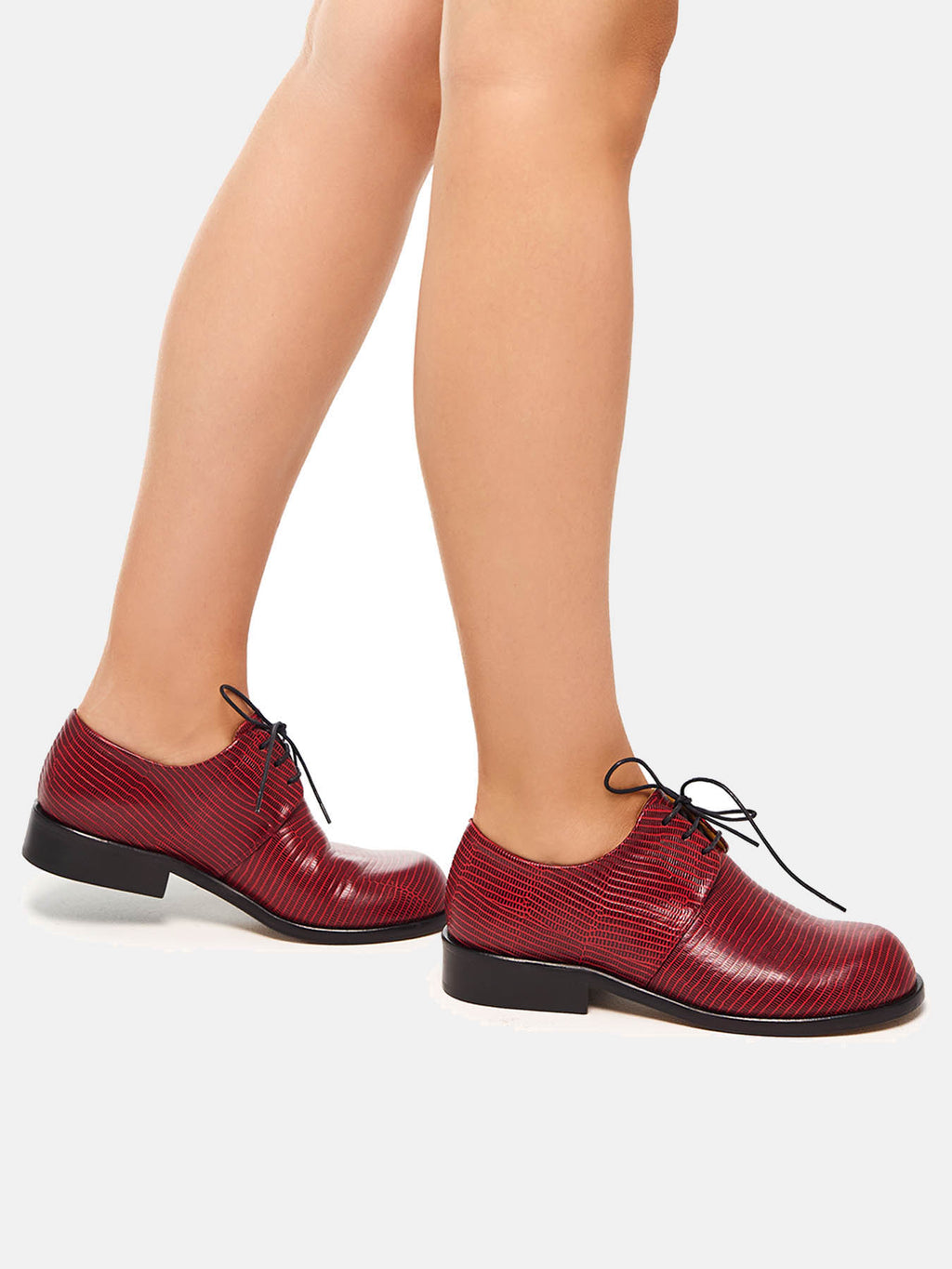 Zapato de mujer en piel con tacón bajo. Okelani