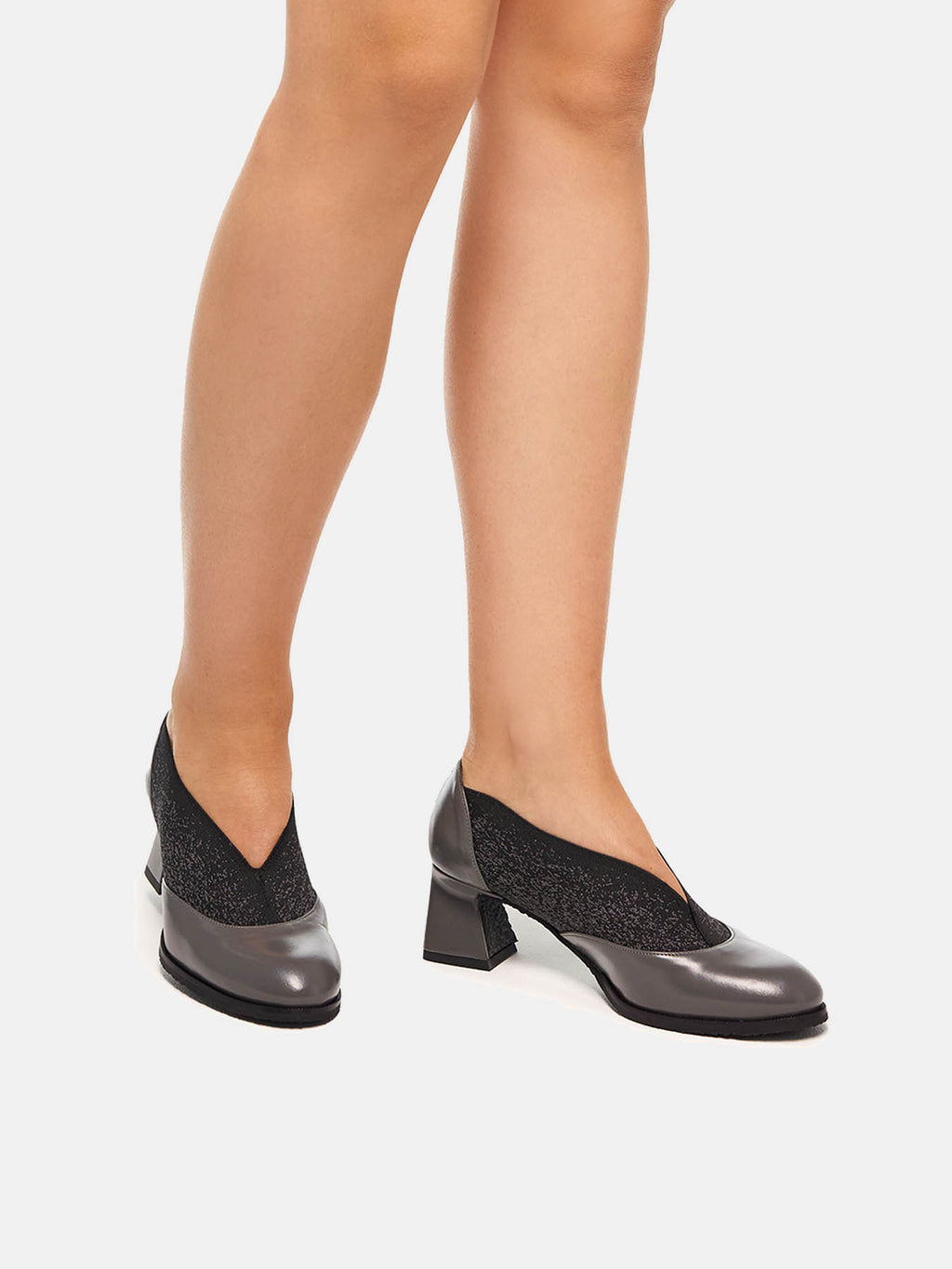 Scarpa da donna in pelle con tacco basso. Mavi