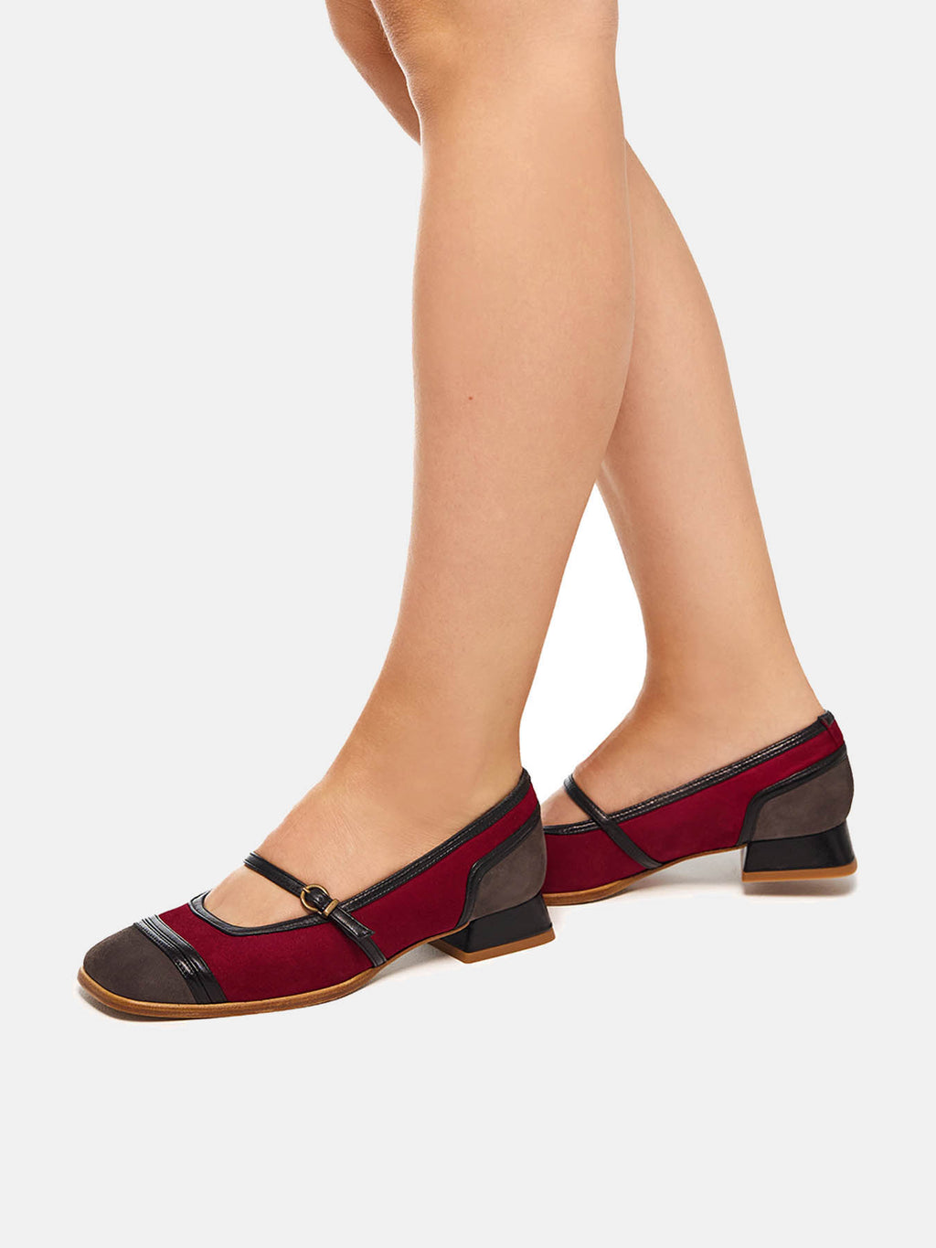 Zapato de mujer en piel con tacón bajo. Orlanda