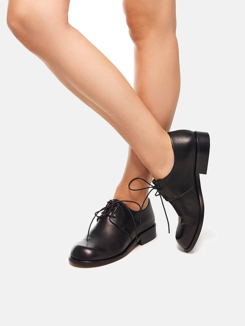 Zapato de mujer en piel con tacón bajo. Olwen
