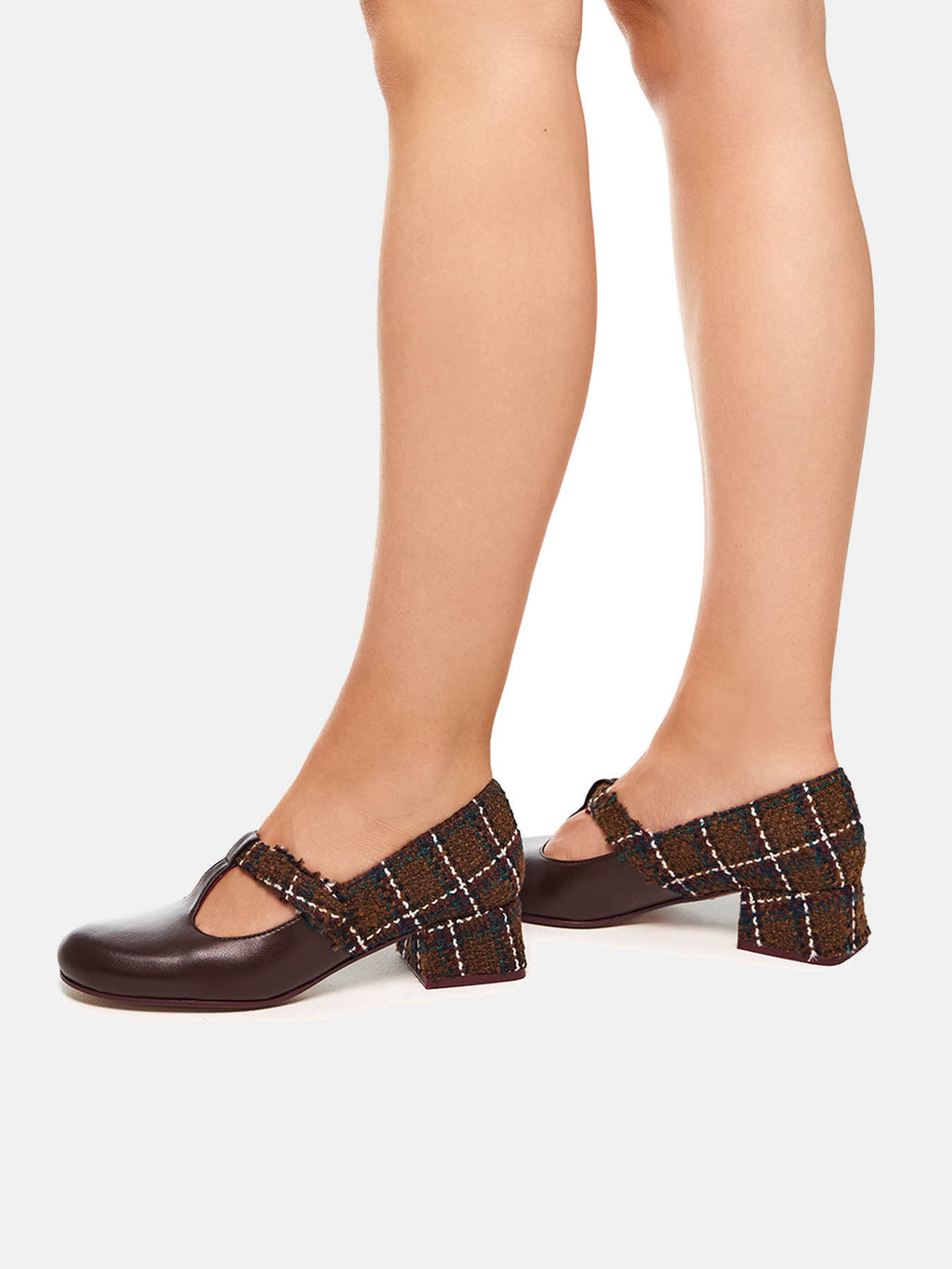 Women's leather shoe with a low heel. Orabella