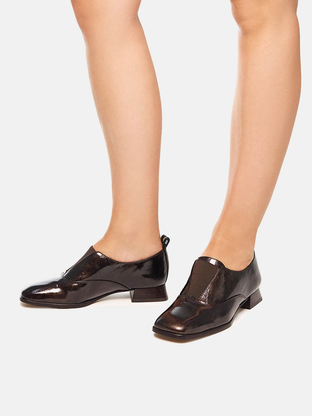 Scarpa da donna in pelle con tacco basso. Mavi