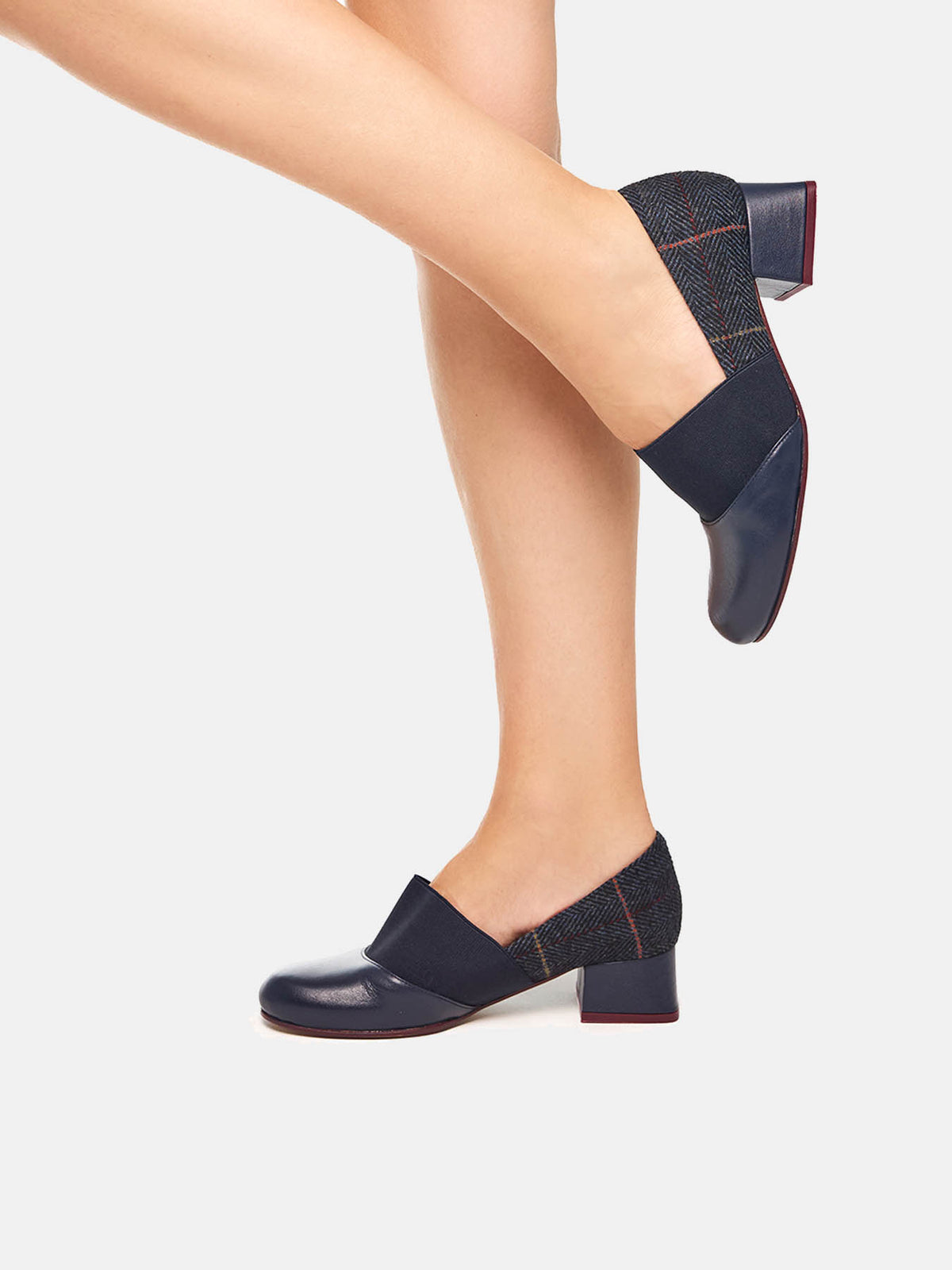 Scarpa da donna in pelle con tacco basso. Mavi
