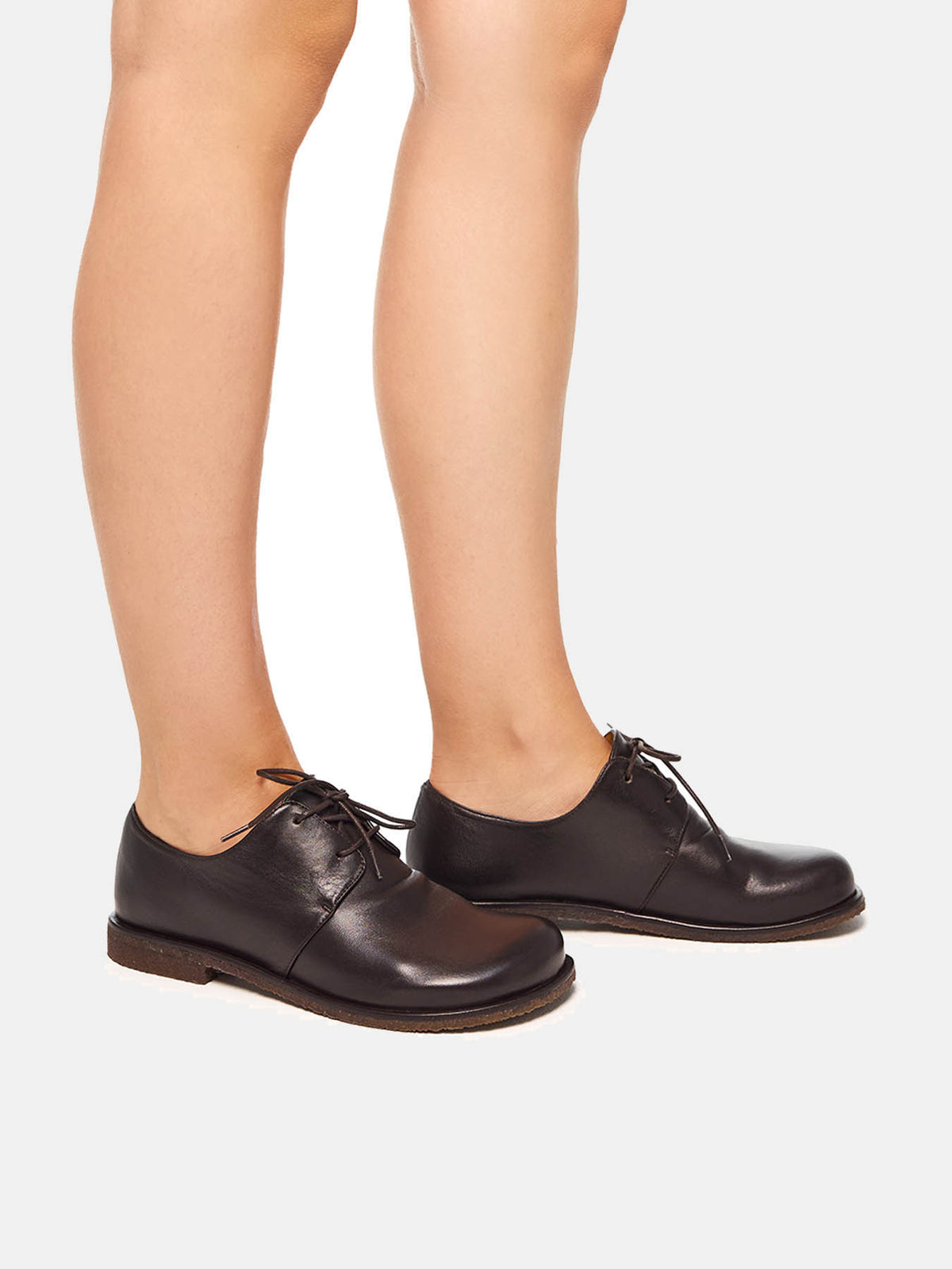 Zapato de mujer en piel con tacón bajo. Osiris