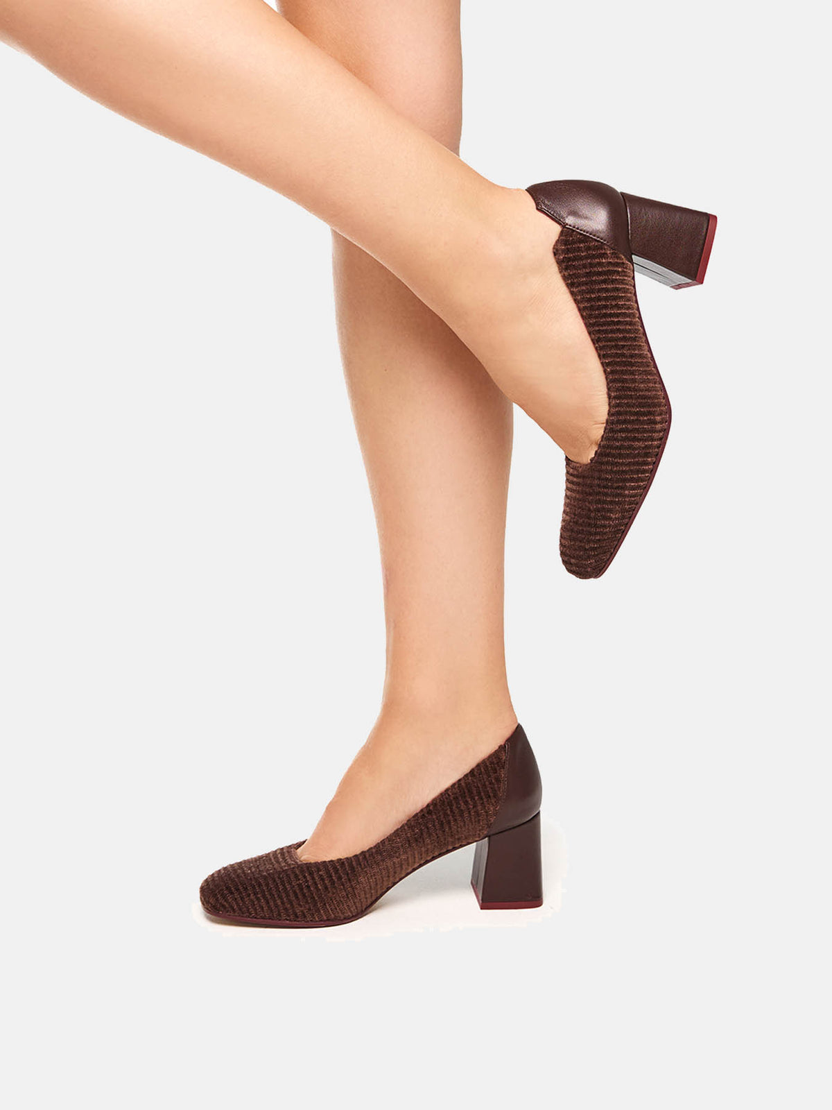 Scarpa da donna in pelle con tacco medio. Odile
