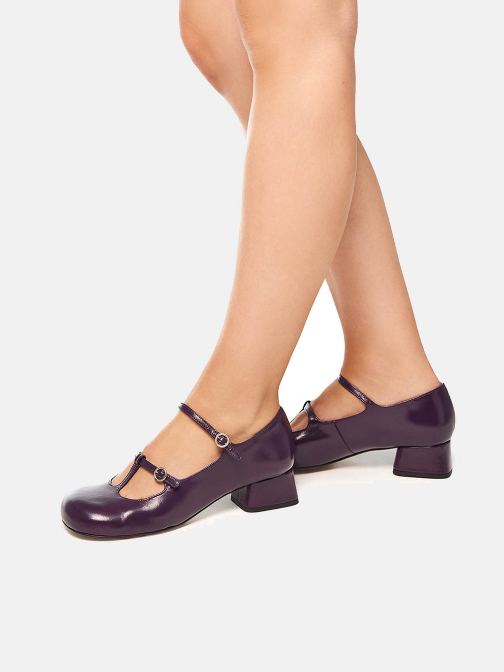 Zapato de mujer en piel con tacón bajo. Orieta