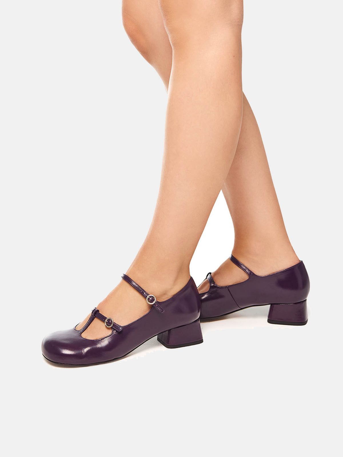 Zapato de mujer en piel con tacón bajo. Orieta