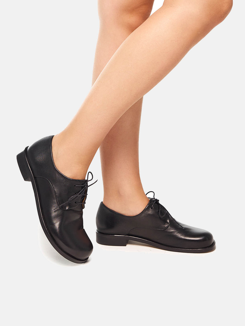 Scarpa da donna in pelle con tacco basso. Orea
