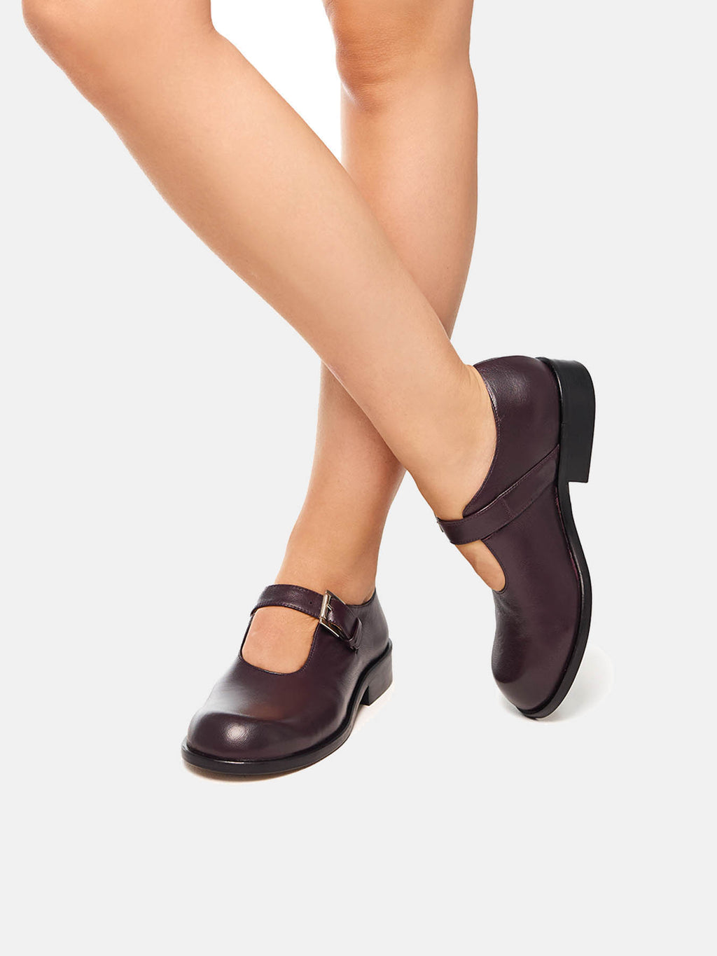 Zapato de mujer en piel con tacón bajo. Olaya