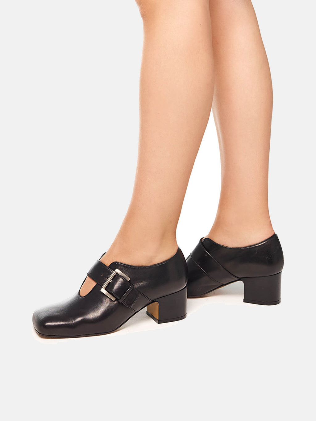 Scarpa da donna in pelle con tacco medio. Marga