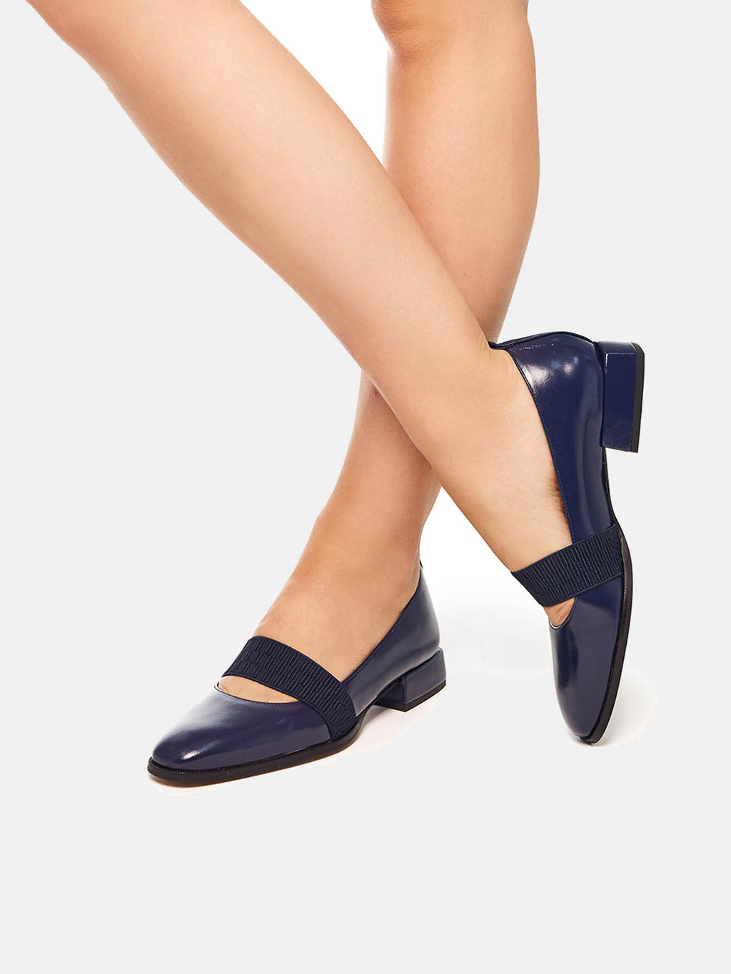 Zapato de mujer en piel con tacón bajo. Orlena