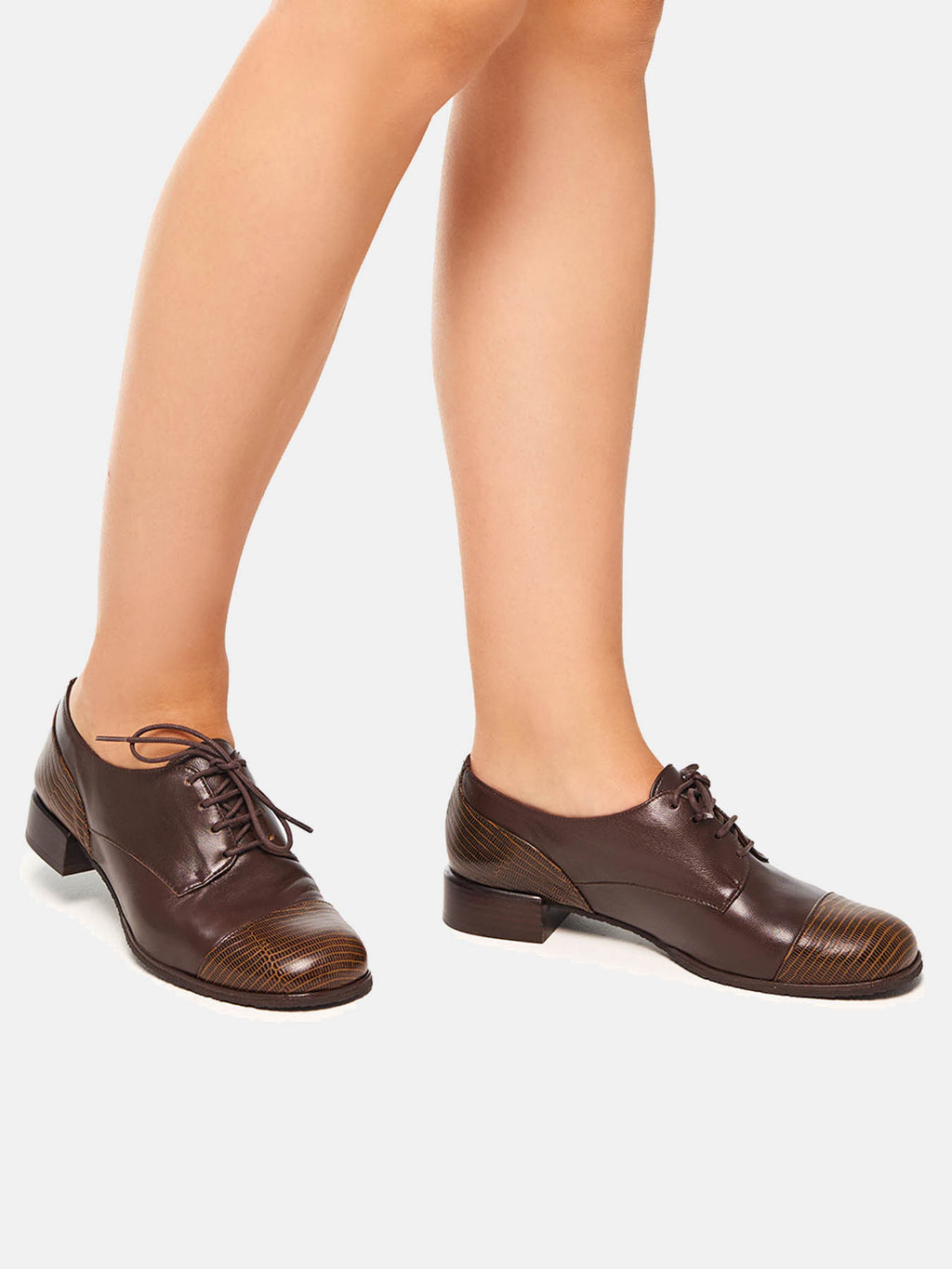 Scarpa da donna in pelle con tacco basso. Mavi