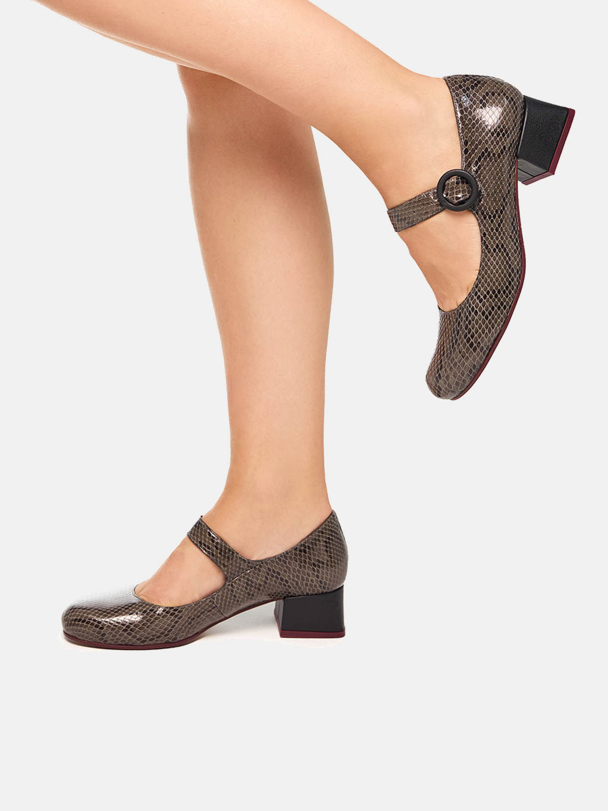 Scarpa da donna in pelle con tacco basso. Mavi