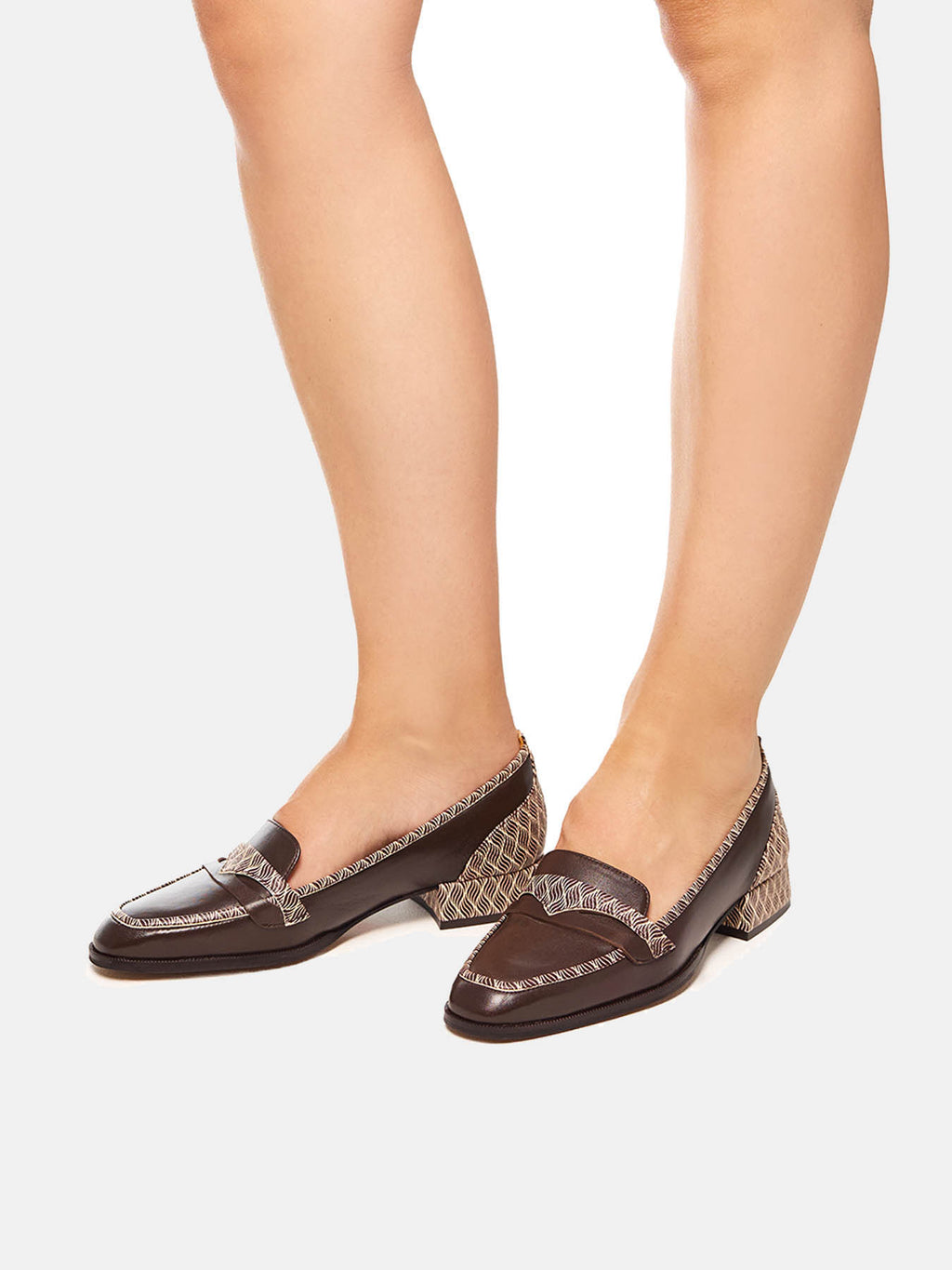 Scarpa da donna in pelle con tacco basso. Mavi