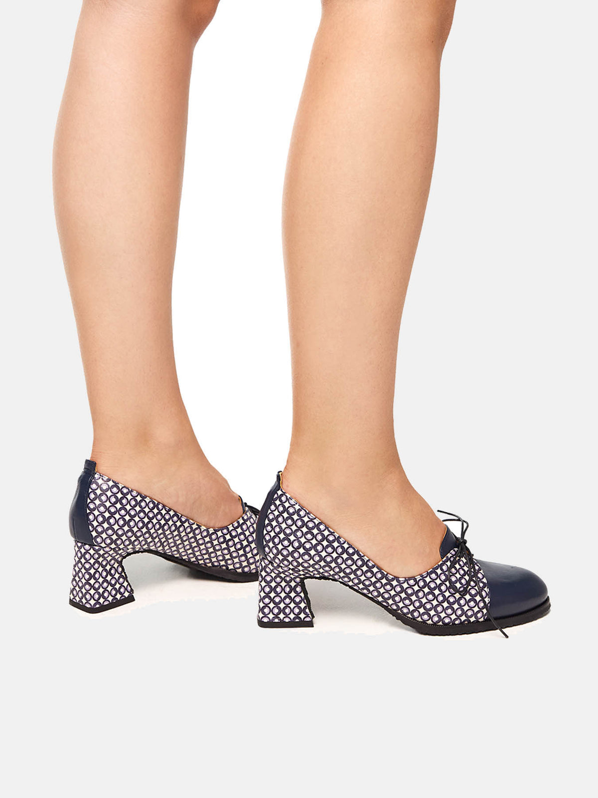 Zapato de mujer en piel con tacón alto. Orquidea
