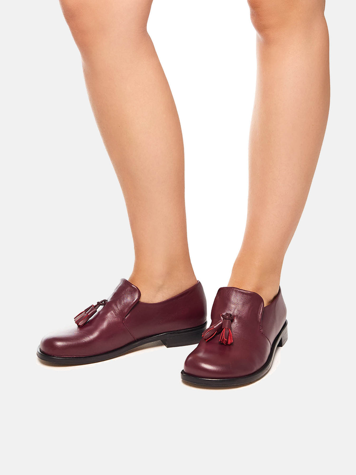 Women's leather shoe with a low heel. Mavi