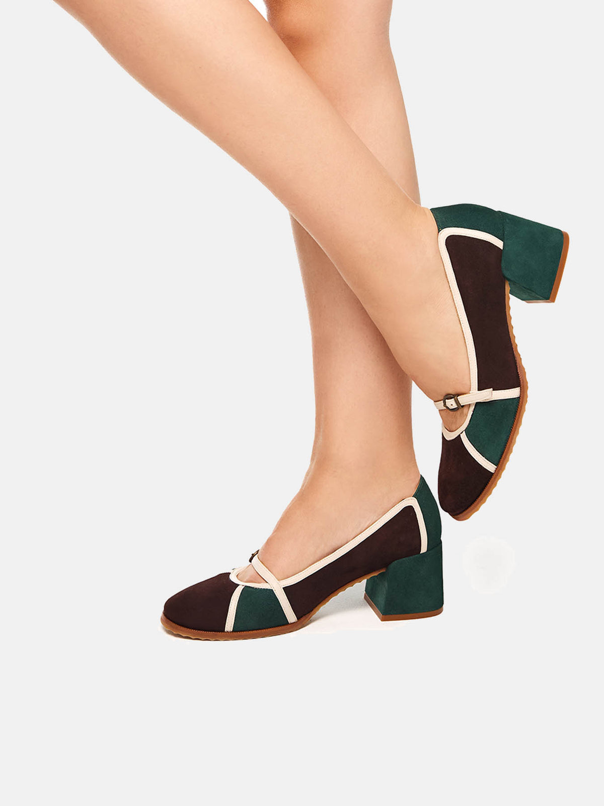 Zapato de mujer en piel con tacón medio. Oliveria