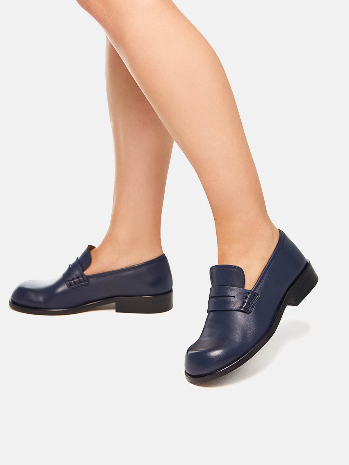 Scarpa da donna in pelle con tacco basso. Mavi
