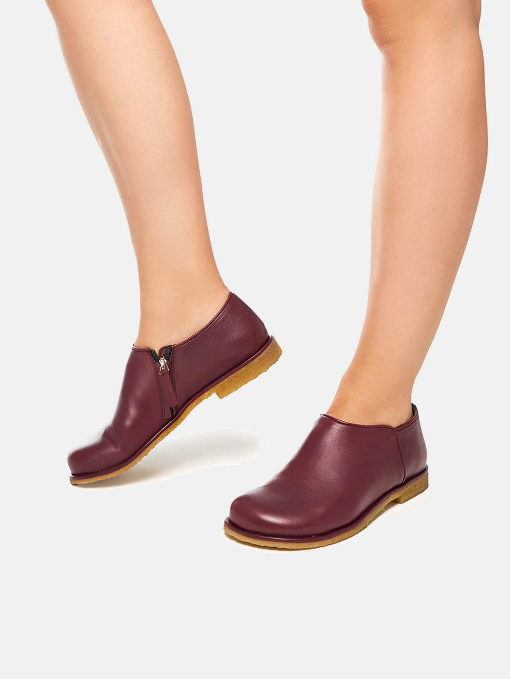 Women's leather shoe with a low heel. Mavi