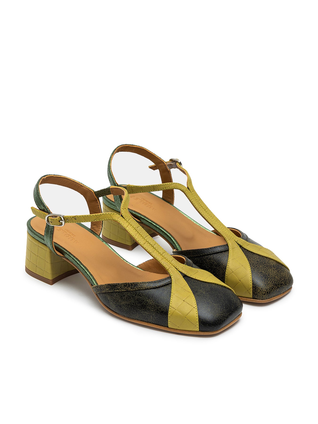 Women's leather low-heel shoe. Naike