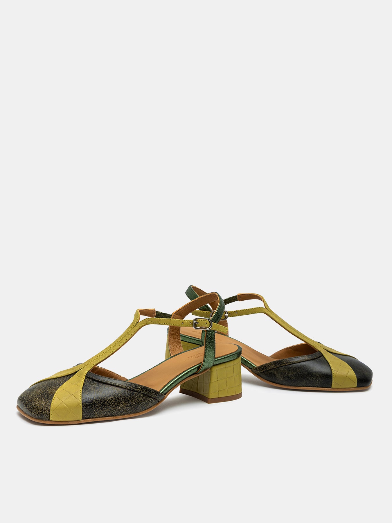 Women's leather low-heel shoe. Naike