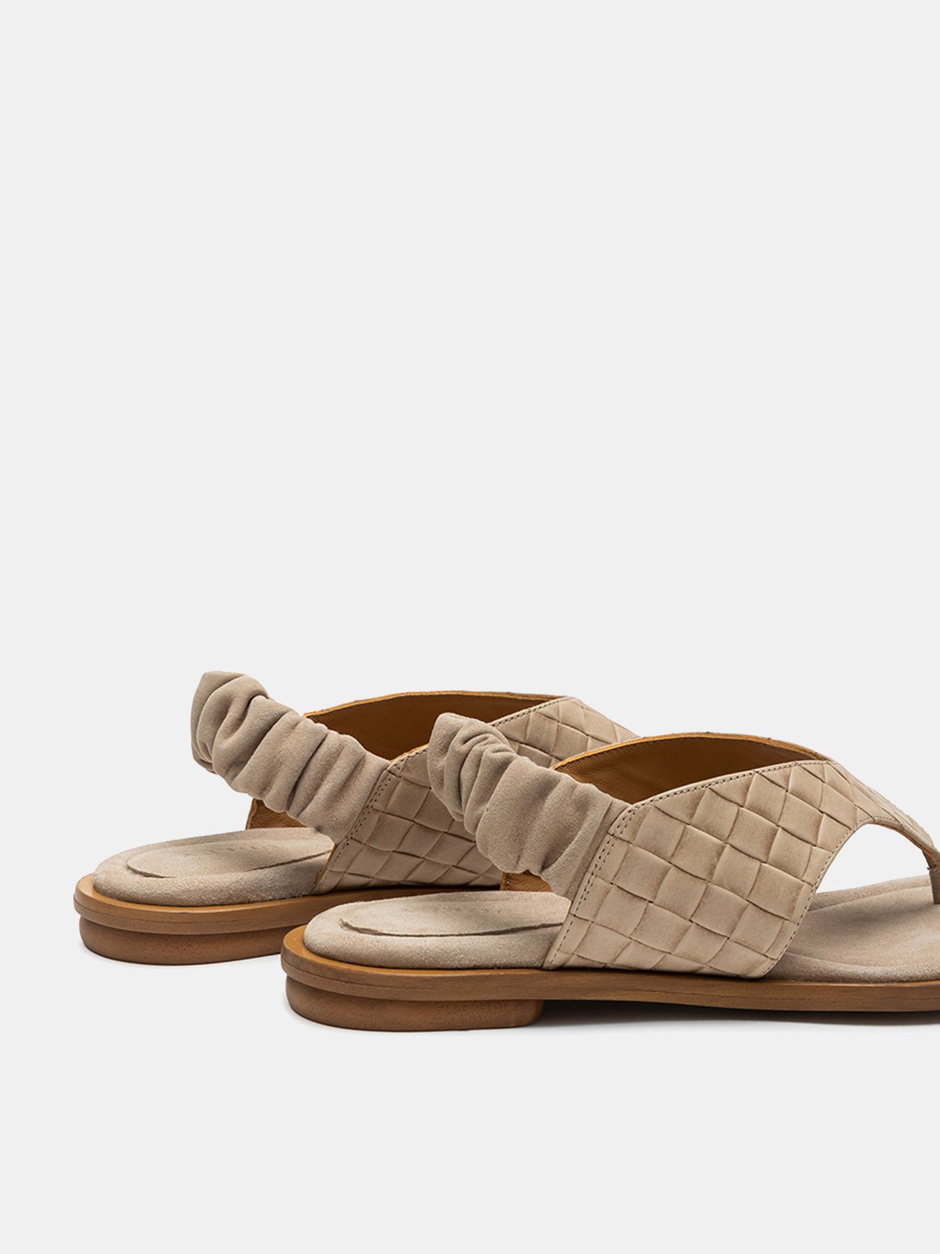 Women's leather sandal with low heel. Nebai