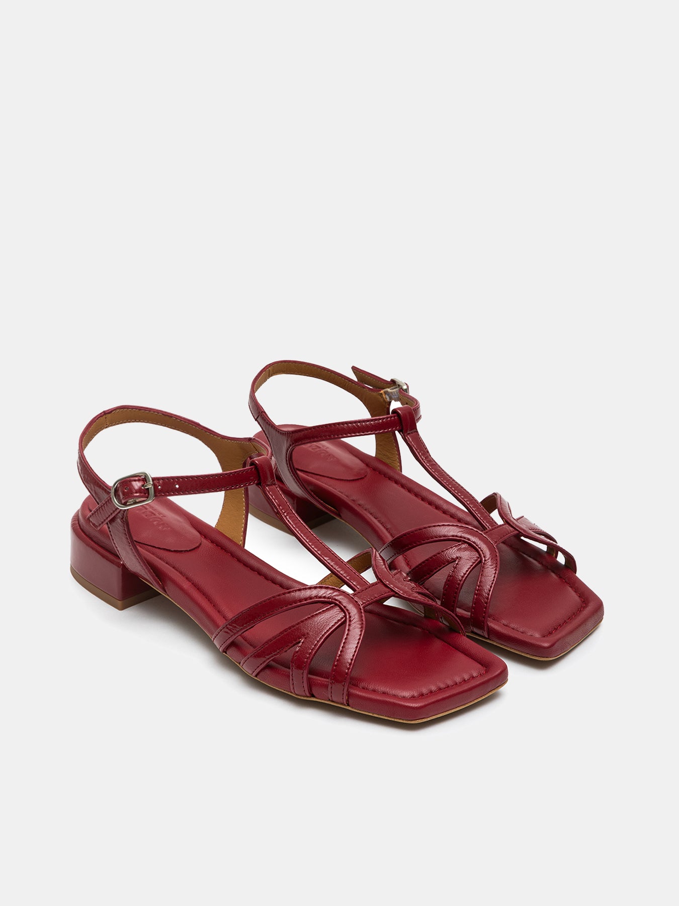 Women's leather sandal with low heel. Nayiri