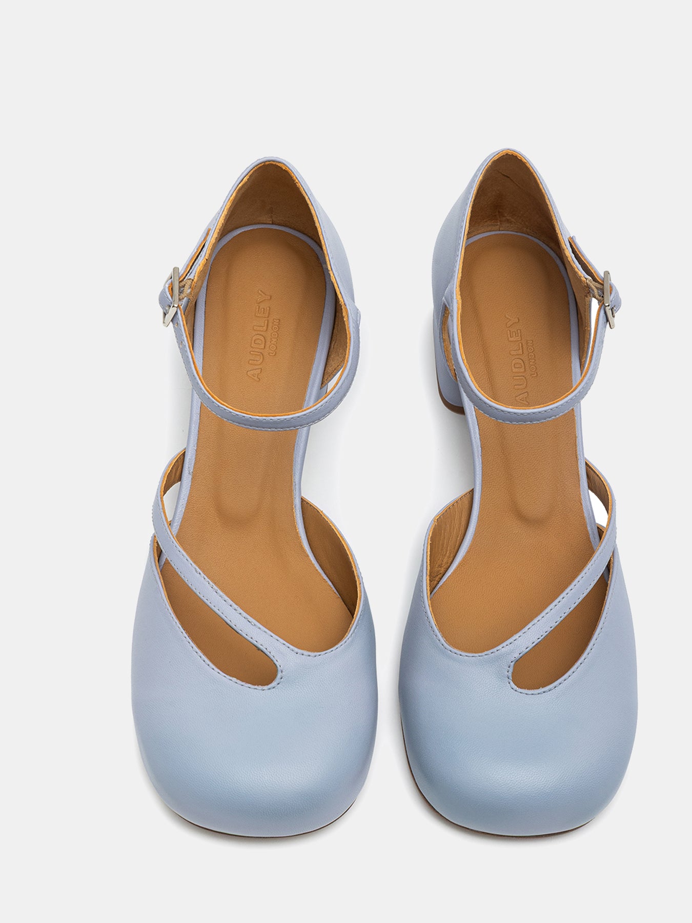 Zapato de mujer en piel con tacón bajo. Nisrin