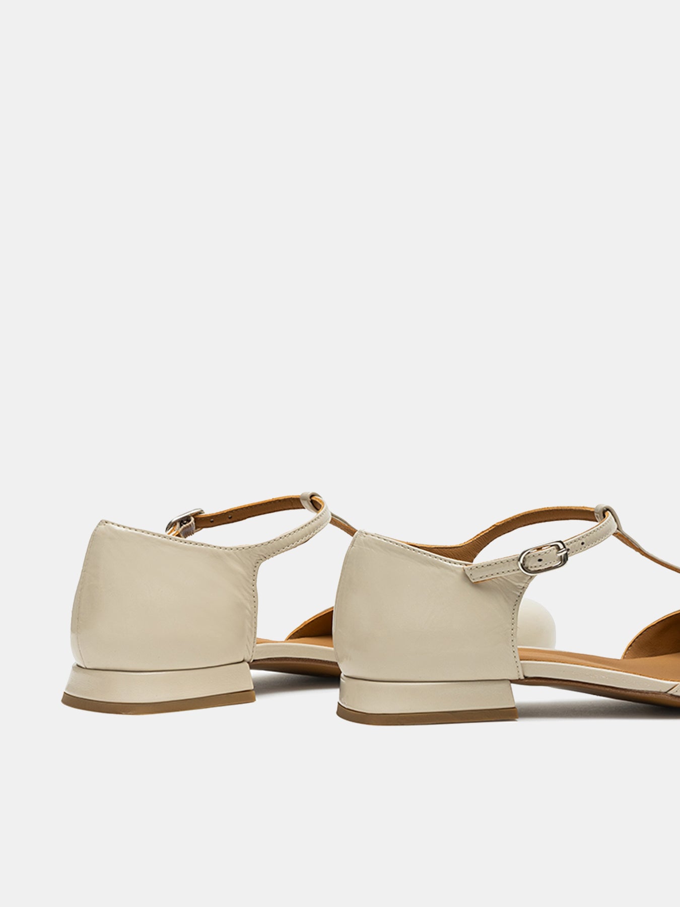 Women's leather shoe with low heel. Nelia