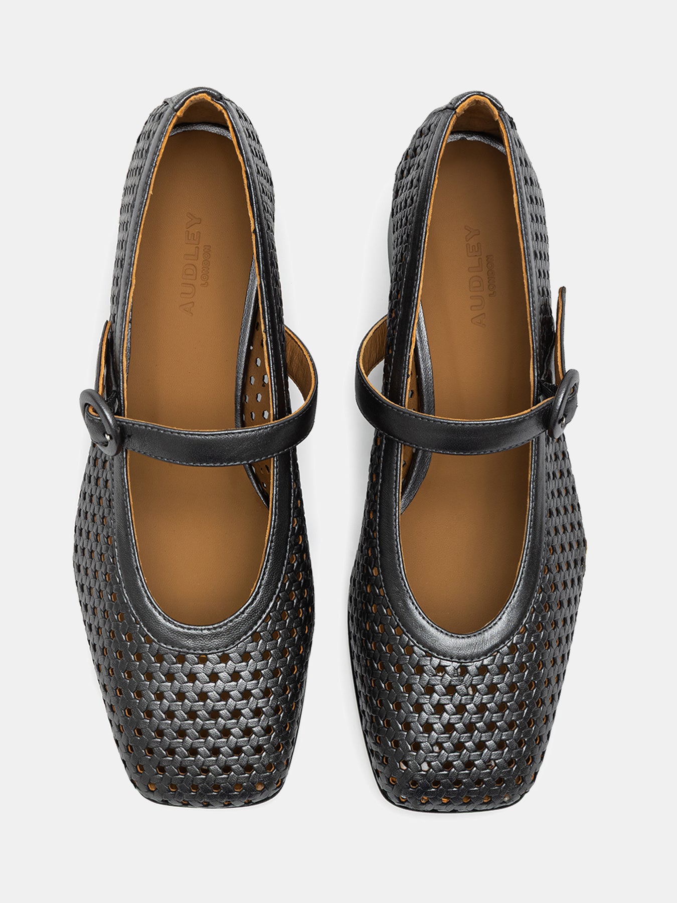 Zapato de mujer en piel con tacón bajo. Nelda