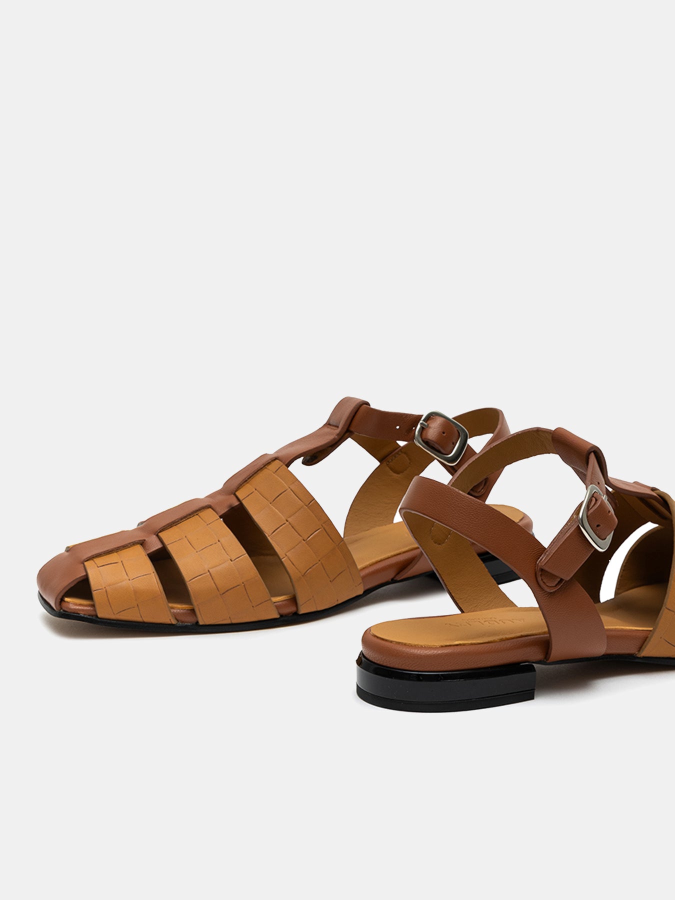 Women's leather sandal with a medium heel. Nayra