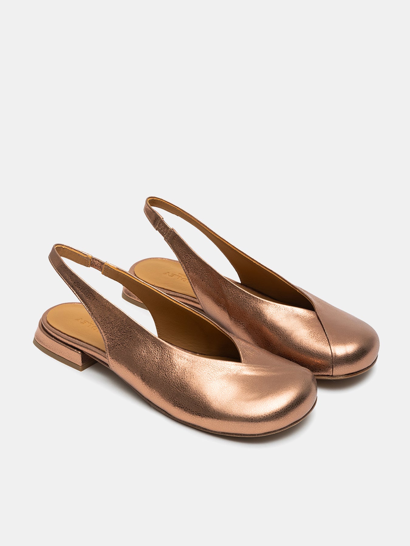 Women's leather shoe with low heel. Ninfa