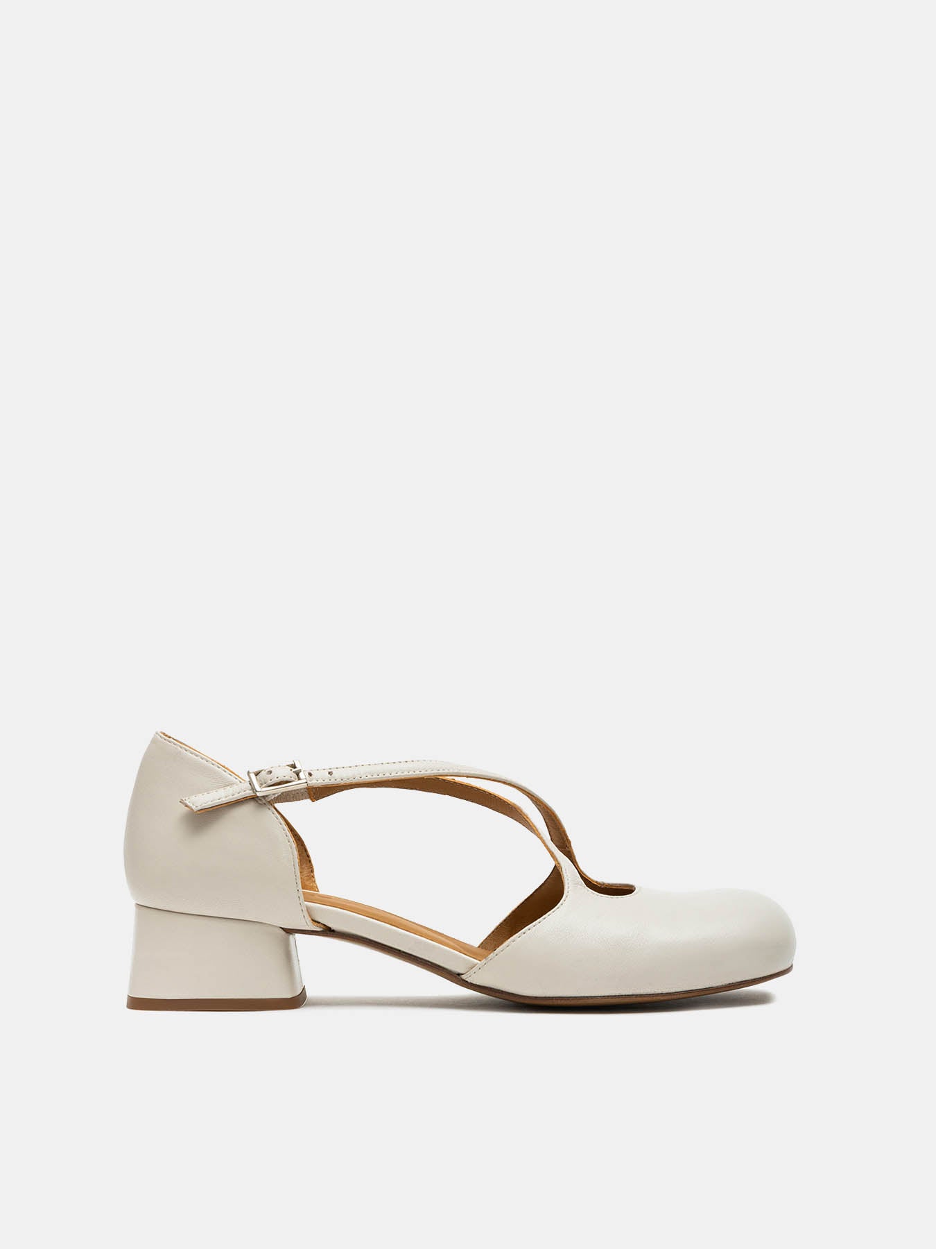 Zapato de mujer en piel con tacón bajo. Nia