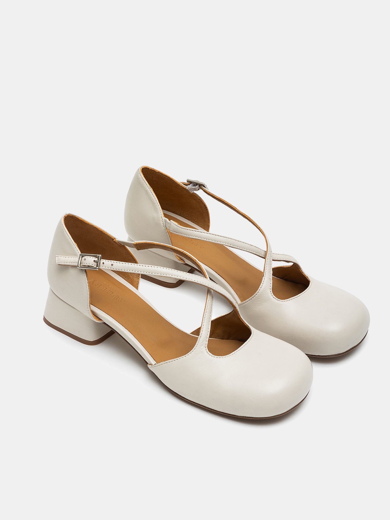 Zapato de mujer en piel con tacón bajo. Nia