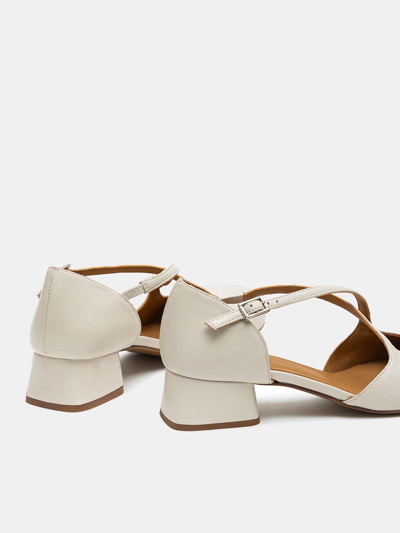 Zapato de mujer en piel con tacón bajo. Nia