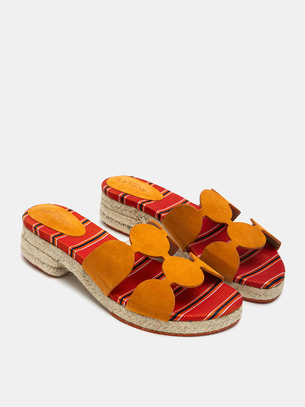 Sandalo da donna in pelle con tacco basso. Nelsy