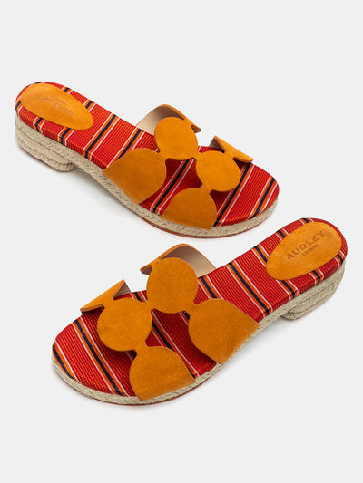 Sandalo da donna in pelle con tacco basso. Nelsy